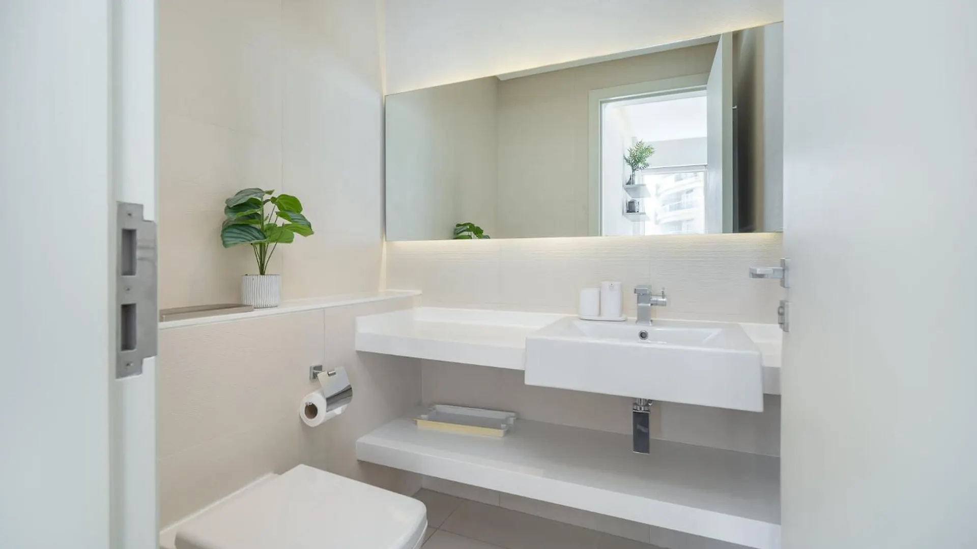 Warm 1-Bedroom Apartment At West Avenue Tower Near Marina Beach! Dubai