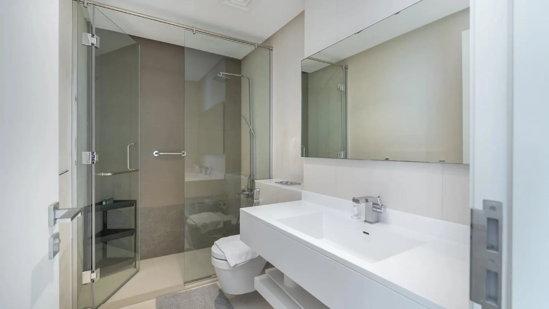 Warm 1-Bedroom Apartment At West Avenue Tower Near Marina Beach! Dubai
