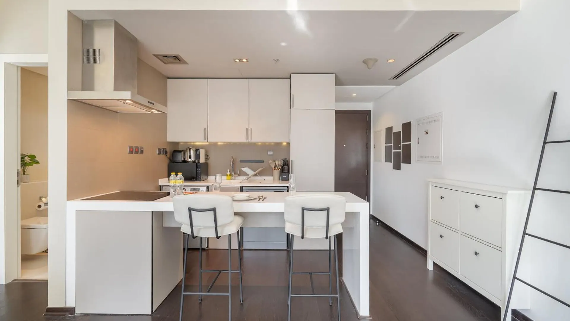 Warm 1-Bedroom Apartment At West Avenue Tower Near Marina Beach! Dubai