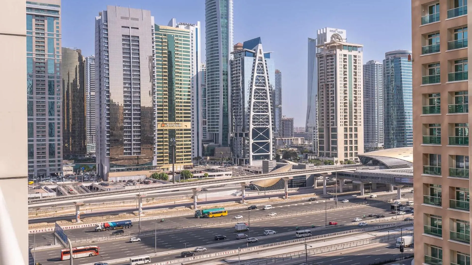 Warm 1-Bedroom Apartment At West Avenue Tower Near Marina Beach! Dubaj Spojené arabské emiráty