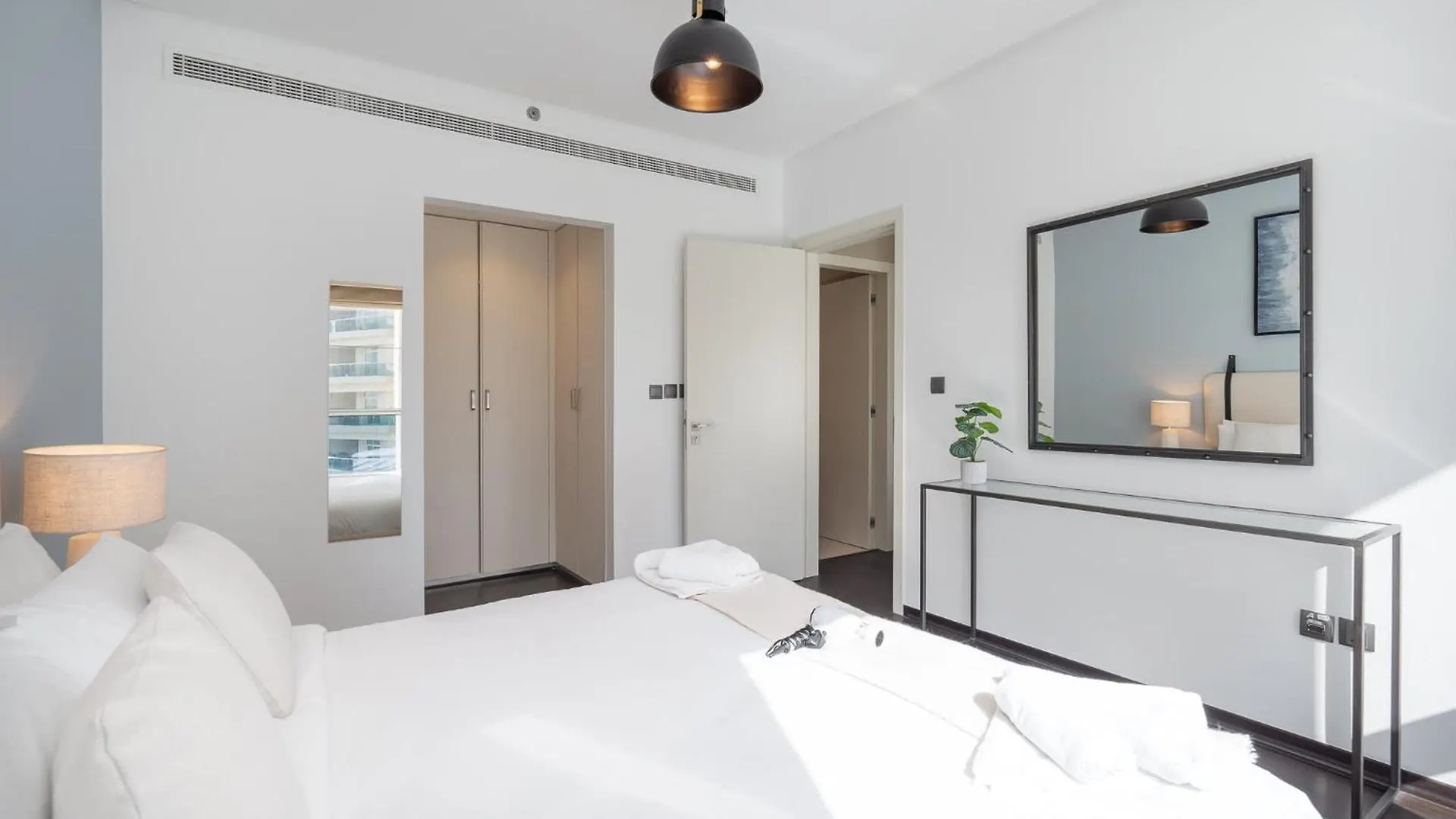 Warm 1-Bedroom Apartment At West Avenue Tower Near Marina Beach! Dubaj Spojené arabské emiráty