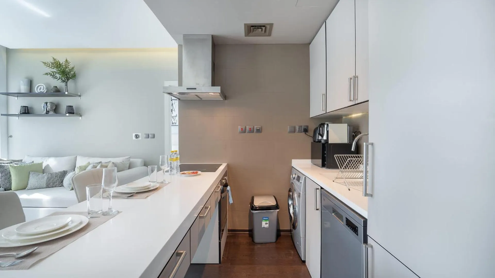 Warm 1-Bedroom Apartment At West Avenue Tower Near Marina Beach! Dubaj